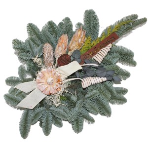 Grabstrauß Nobilis, 60cm, mit Tanne, Zapfen und Schleife für Gedenktage.