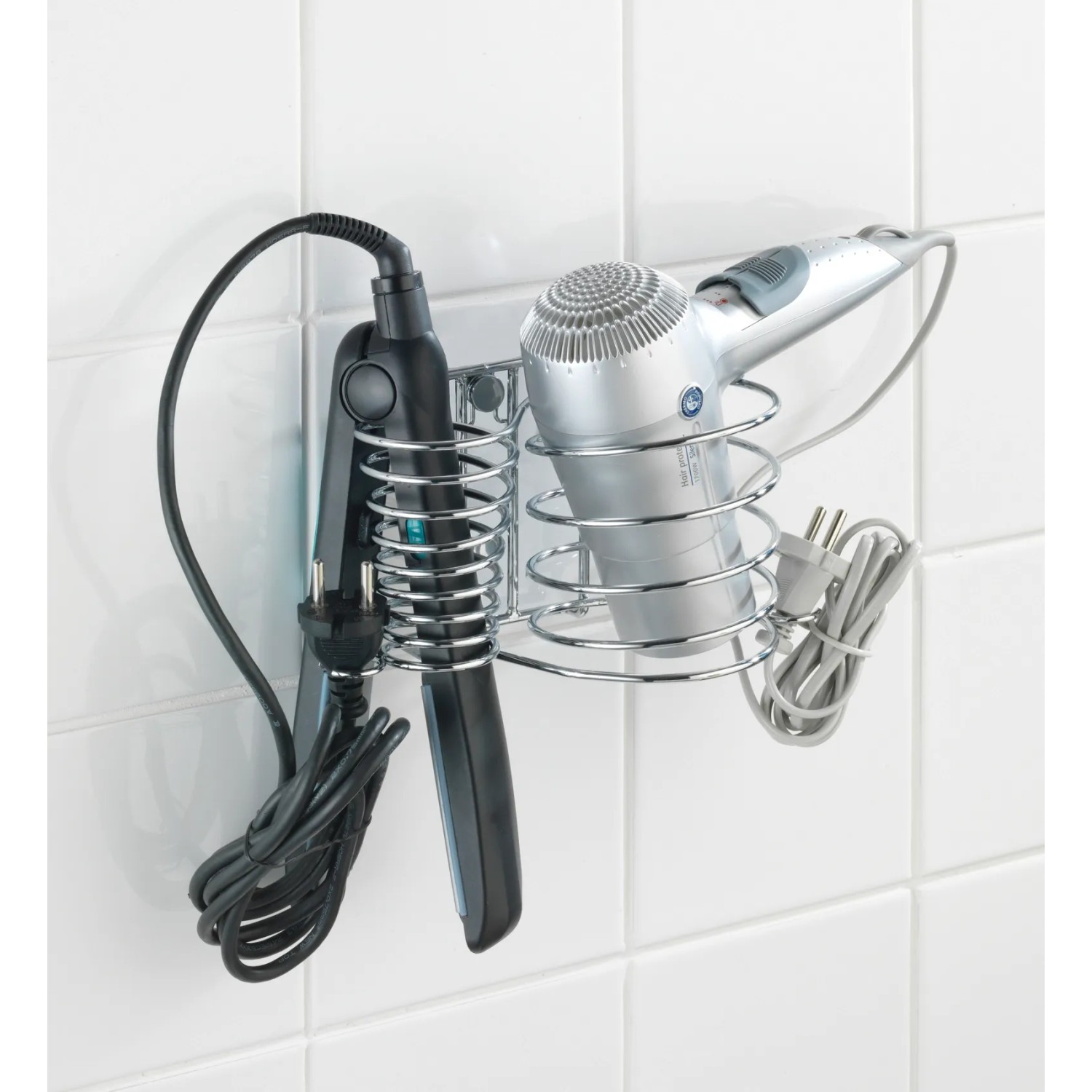 Wenko Milano Haartrockner- & Glätteisenhalter aus Chrom, montiert an weißer Wand.