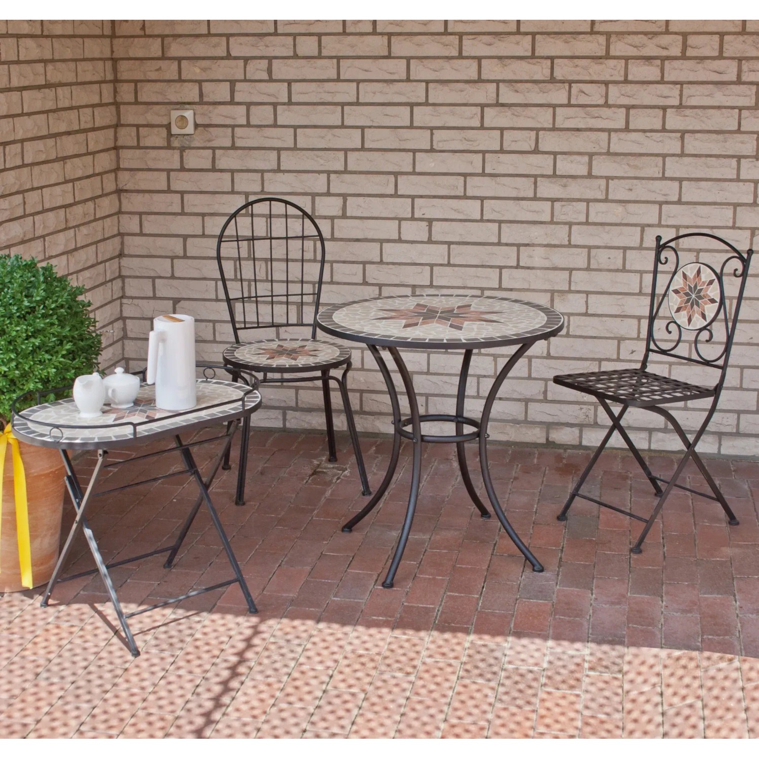 Schwarzer Siena Garden Klappsessel Stella mit Mosaikmuster, Teil eines Gartenmöbel-Sets.