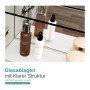 Innenansicht des Emke Spiegelschranks mit klaren Glasablagen und Kosmetik. Optimaler Stauraum im Bad.