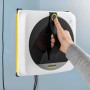 Kärcher RCW 4 Fensterputzroboter in Weiß mit gelben Akzenten und Hand am Startknopf.
