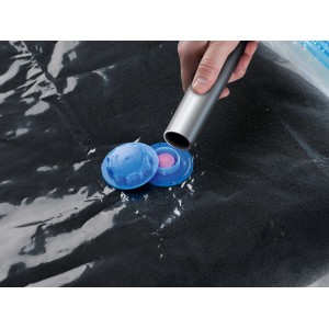 Vakuum-Kleiderbeutel Set (3 Stk.) im Einsatz mit Staubsauger zum platzsparenden Aufbewahren.