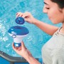 Bestway Pool Dosierschwimmer zur Chemikalienfreisetzung im Pool, mit Frau.