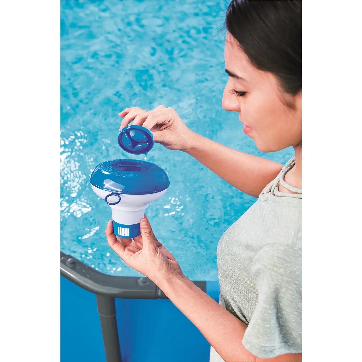 Bestway Pool Dosierschwimmer zur Chemikalienfreisetzung im Pool, mit Frau.