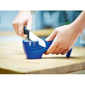 LUX Messerschärfer in Aktion: Messer wird durch die Schärfvorrichtung gezogen.