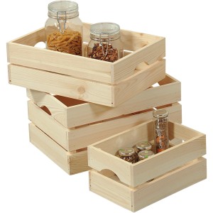Gestapelte Kesper Holzkisten aus Kiefernholz, 9 l, mit Lebensmitteln in Gläsern als Aufbewahrungsboxen.