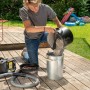Mann leert Asche aus Kärcher Aschesauger AD 2 Battery in Metalleimer. Nass- & Trockensauger mit Akku.