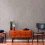 Wohnraum mit grauer Vliestapete Trendwall 2 Uni Silber Glänzend an der Wand.