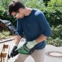 Mann sägt Holz mit Bosch 18 V Akku-Säbelsäge AdvancedRecip 18 im Garten.