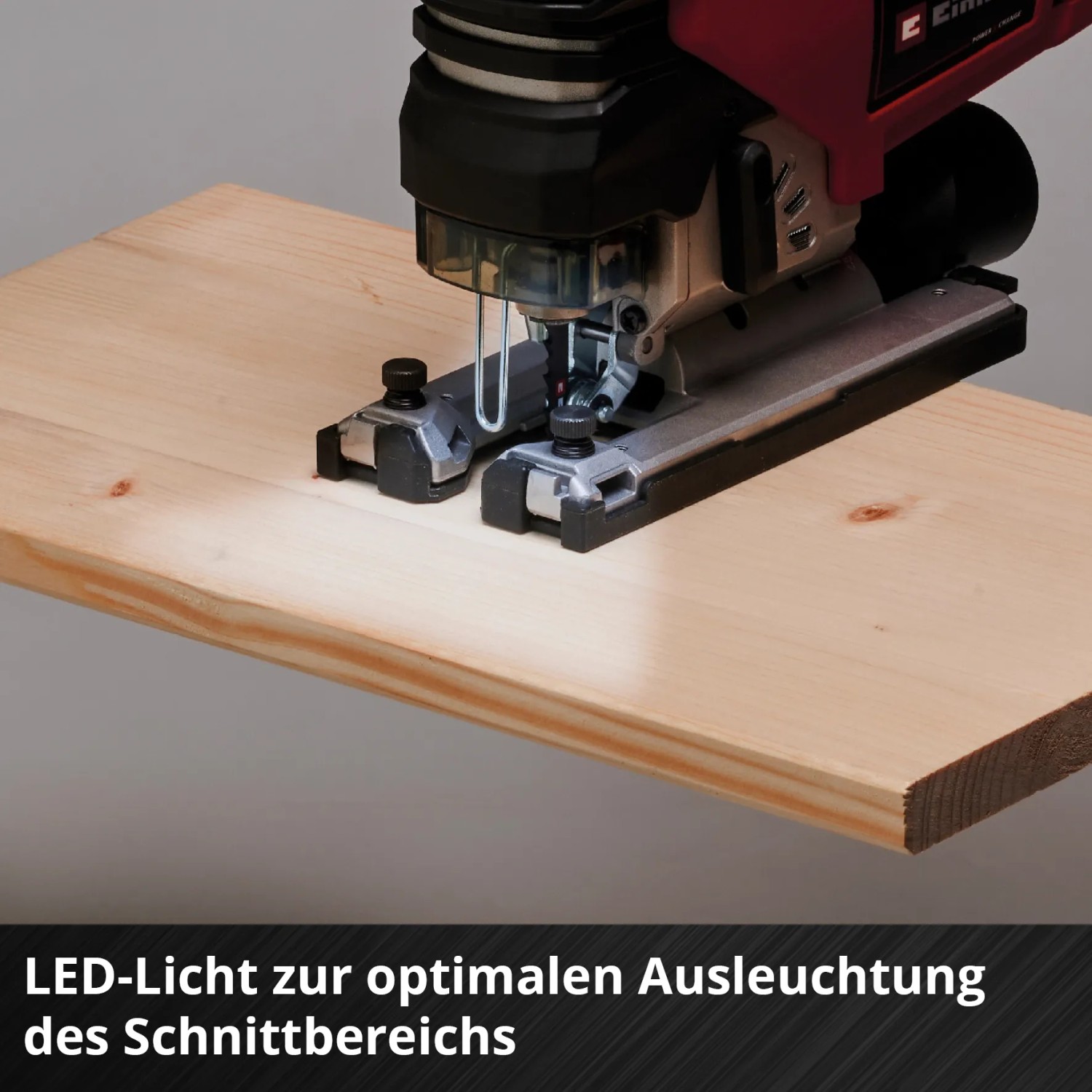 Einhell Akku-Stichsäge TP-JS 18/135 beim Sägen von Holz. Stichsäge aus der Power X-Change Familie.