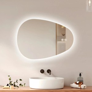 Asymmetrischer Emke LED Badspiegel 80x60 cm mit Anti-Beschlag, dimmbaren Lichtfarben und Touch-Steuerung.