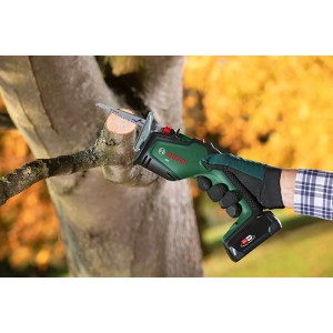 Bosch Akku-Gartensäge KEO 18 beim Schneiden eines Astes. Hochentaster mit Akku im Einsatz.