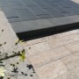 Anthrazit Blockstufe (100x35x15 cm) als Treppenstufe im Außenbereich.