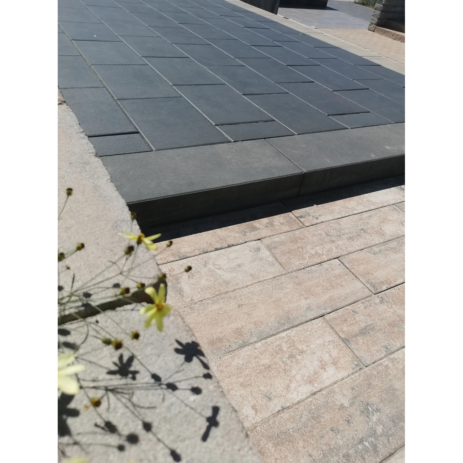 Anthrazit Blockstufe (100x35x15 cm) als Treppenstufe im Außenbereich.