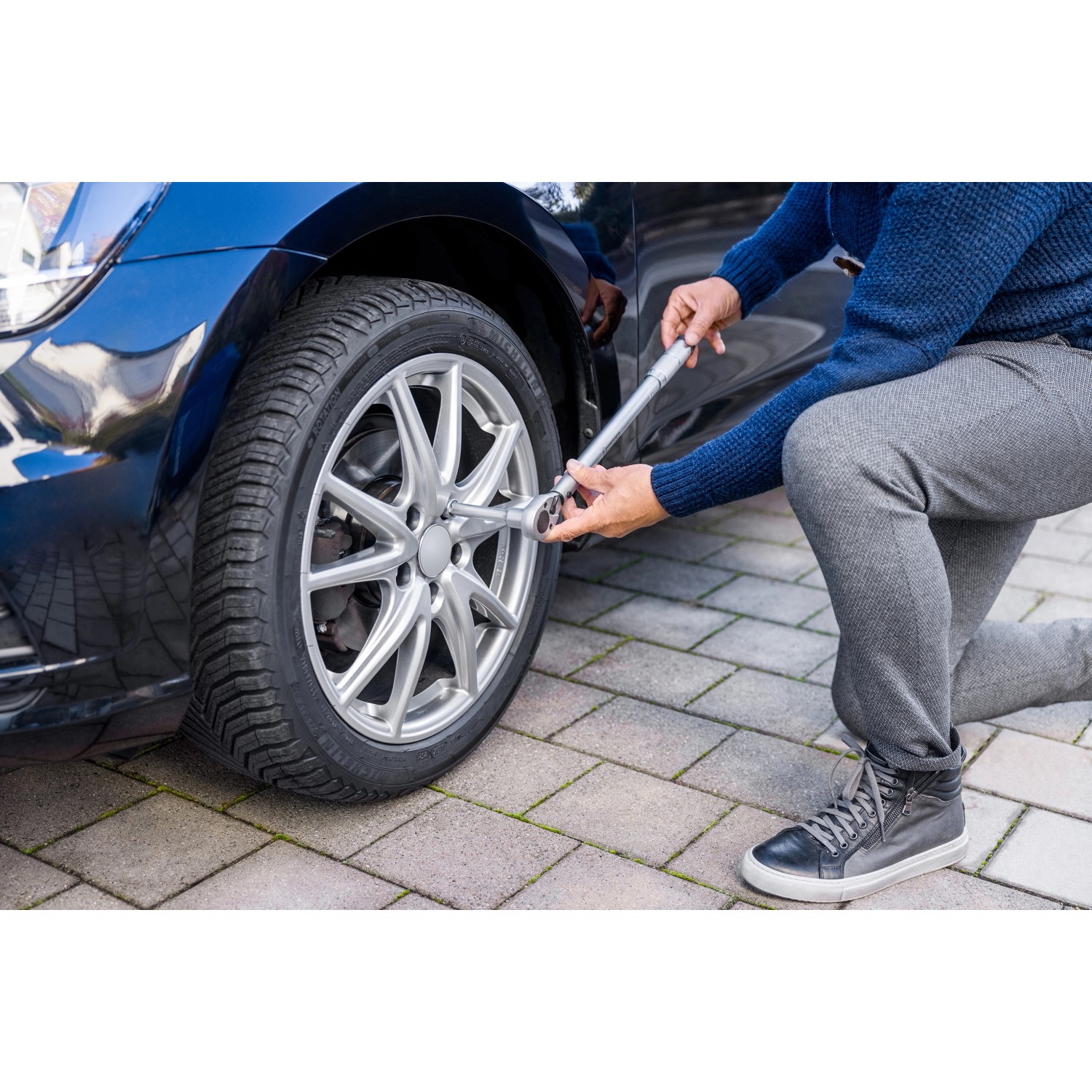 Michelin Drehmomentschlüssel MTW 210 im Einsatz beim Radwechsel am Auto.
