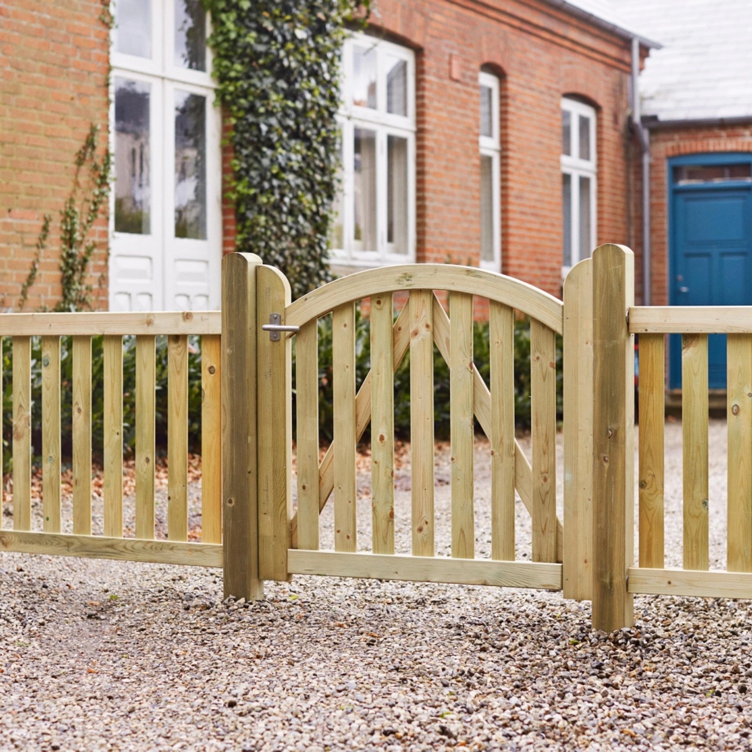 Druckimprägniertes Nadelholz Gartentor Ligno, 100x88cm, mit Lattenzaun vor Backsteinhaus.
