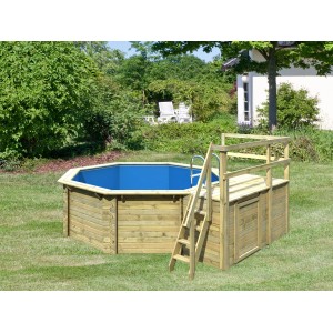 Karibu Holzpool Set mit Sonnenterrassen und Leiter im Garten.