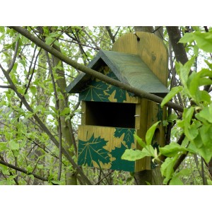 Dobar Nistkasten im Ahorn Design, Tarnfarben. Holz Nistkasten für Wildvögel mit Ahornblatt-Muster.