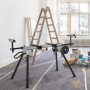 DURHAND Arbeitstisch für Kapp- und Gehrungssägen, schwarz-silber, ausziehbar, mobil, in Baustellenumgebung.
