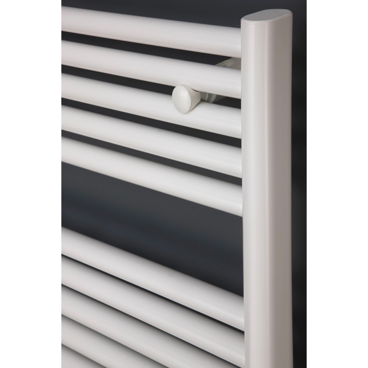 Detailansicht: Weißer Ximax Badheizkörper Lux, 1194x600 mm, 715 Watt.