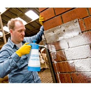 Mann nutzt Gloria FoamMaster FM10 Drucksprühgerät zur Reinigung einer Wand.