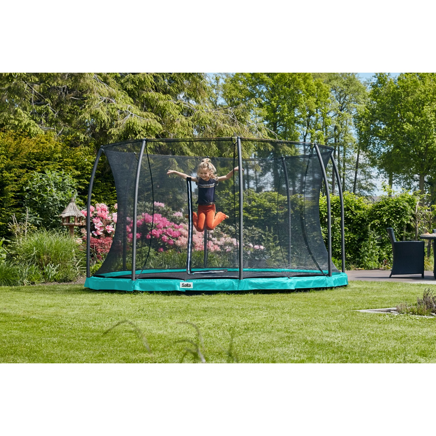 Grünes Salta Comfort Edition Bodentrampolin ø 396 cm mit Kind im Garten.