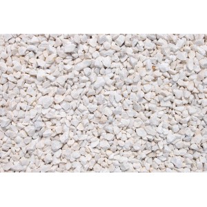 Nahaufnahme von matt-weißem Marmorsplitt (8-12 mm) als Zierkies.
