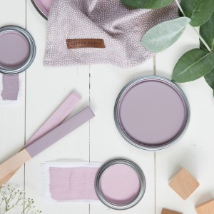 Little Dutch Wandfarbe Faded Mauve, matte Malve im Farbtopf und Farbfelder auf weißem Holz.