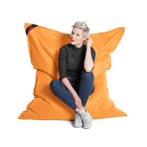 Orangefarbener Sitting Point Sitzsack Big Foot Scuba (380 l) mit sitzender Person.