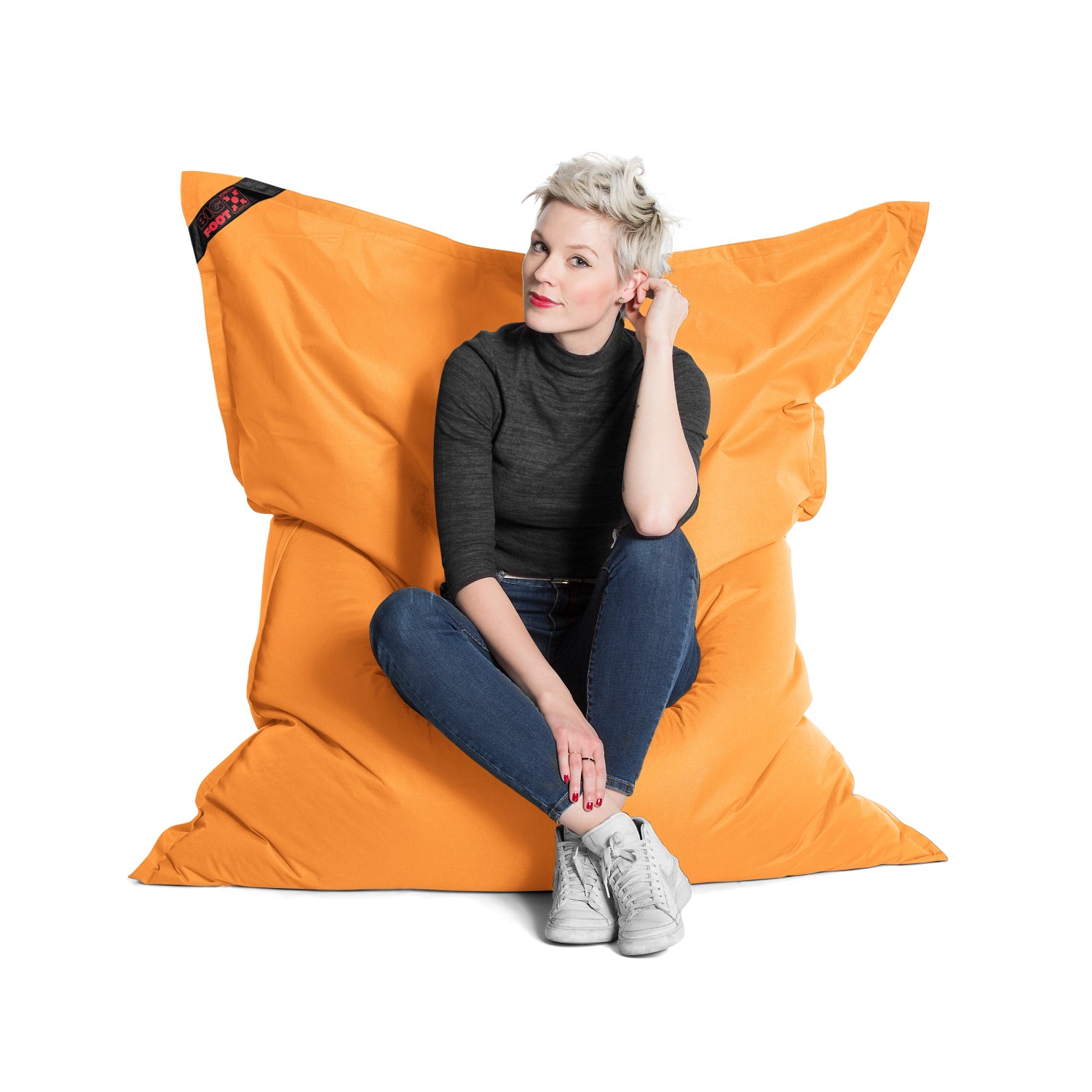 Orangefarbener Sitting Point Sitzsack Big Foot Scuba (380 l) mit sitzender Person.