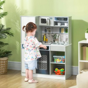 Kind spielt an weißer AIYAPLAY MDF Kinderküche mit Herd, Spüle, Mikrowelle und Kühlschrank. Realistische Funktionen.
