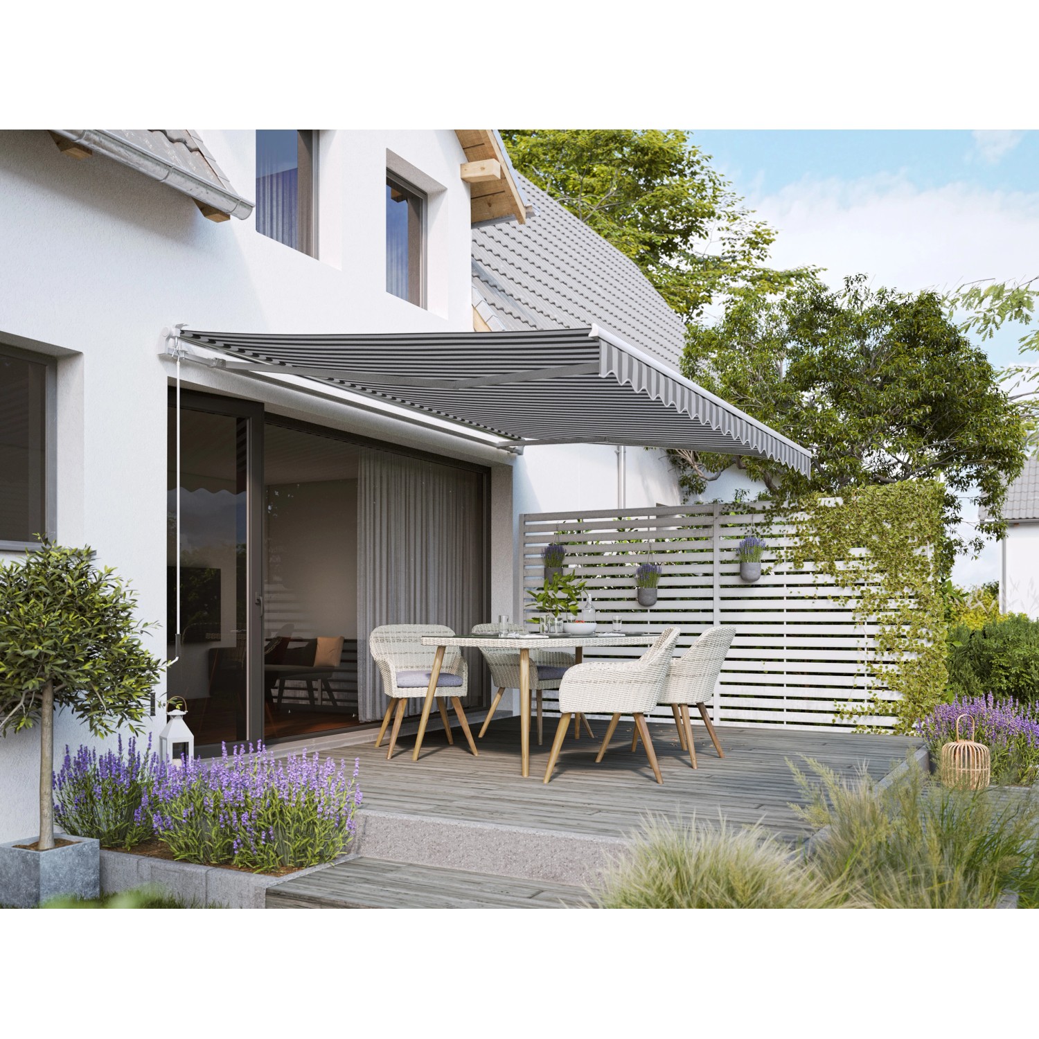 Gelenkarmmarkise Aventura 4x2,5m Grau-Weiß über Terrasse mit Tisch und Stühlen.