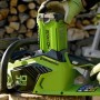 Greenworks Akku-Kettensäge GD40CS18 40V Solo mit eingesetztem Akku. Ideal für Gartenarbeiten.