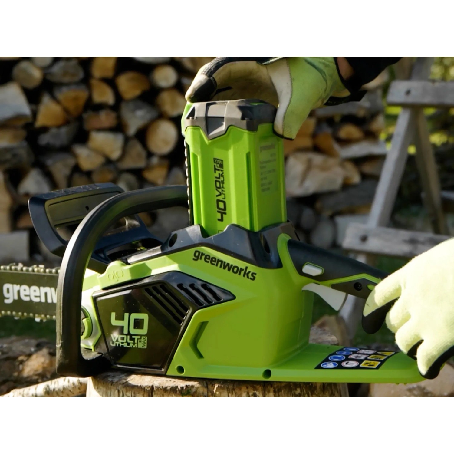 Greenworks Akku-Kettensäge GD40CS18 40V Solo mit eingesetztem Akku. Ideal für Gartenarbeiten.