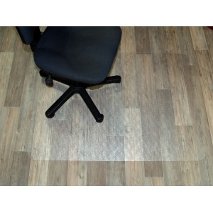 Transparente Bodenschutzmatte 60x80 cm unter Bürostuhl auf Holzboden. Schutzmatte für Hartböden.