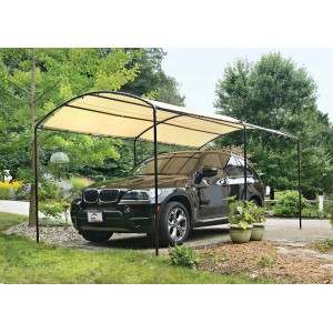 Sandfarbener ShelterLogic Carport 490x270x240 cm mit Auto. Allzweckgarage für Fahrzeuge.