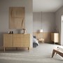 Selsey Nolie Sideboard aus geölter Eiche mit gerippter Tür und 3 Schubladen im Japandi-Stil in modernem Raum.