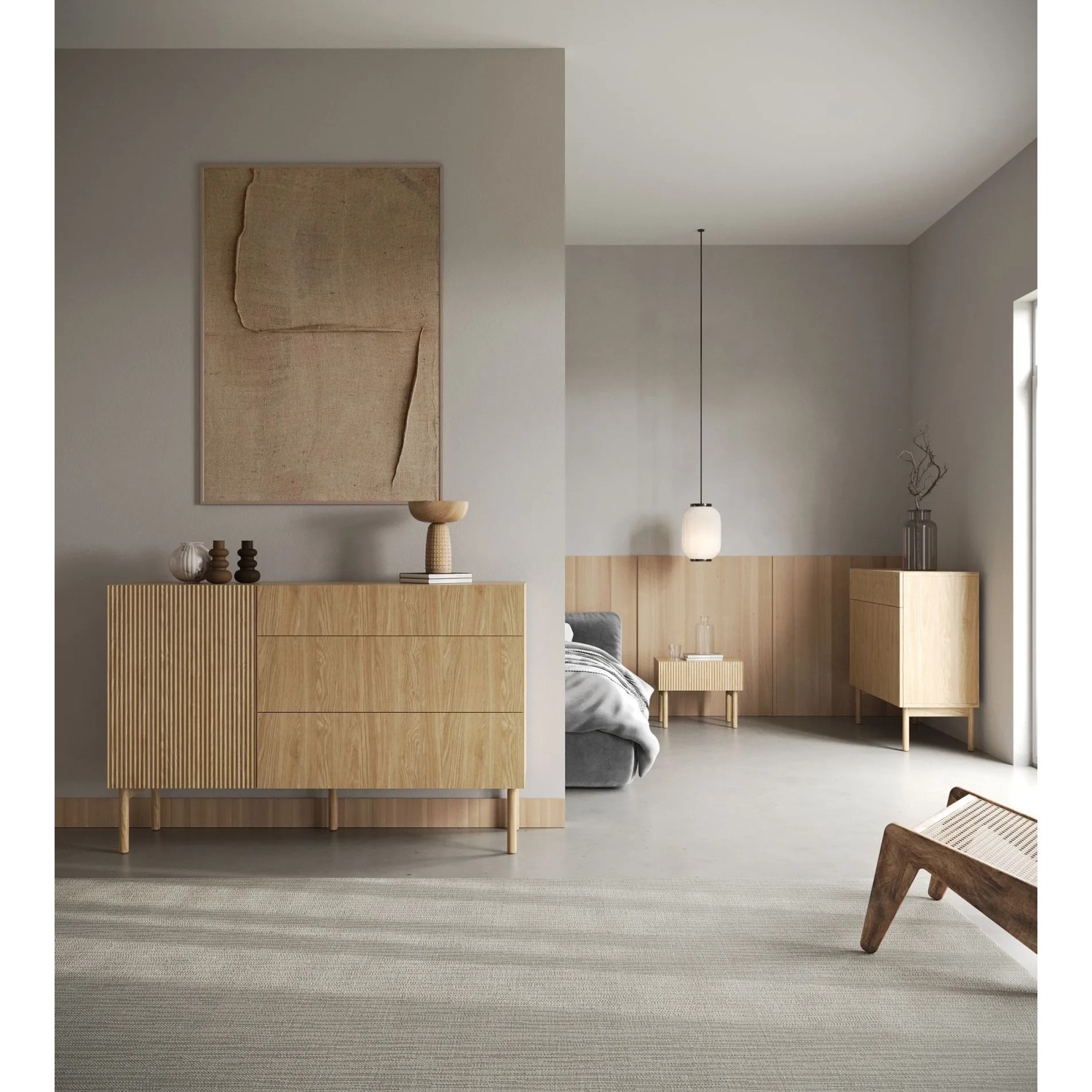 Selsey Nolie Sideboard aus geölter Eiche mit gerippter Tür und 3 Schubladen im Japandi-Stil in modernem Raum.