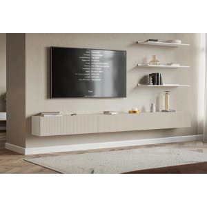 Modernes Selsey Veldio TV-Hängeboard in Greige mit geriffelter Lamellenfront unter einem Wand-TV im Wohnzimmer.