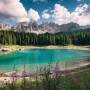 Vlies Fototapete Dolomitenjuwel, Bergsee mit Nadelwald und Bergpanorama.