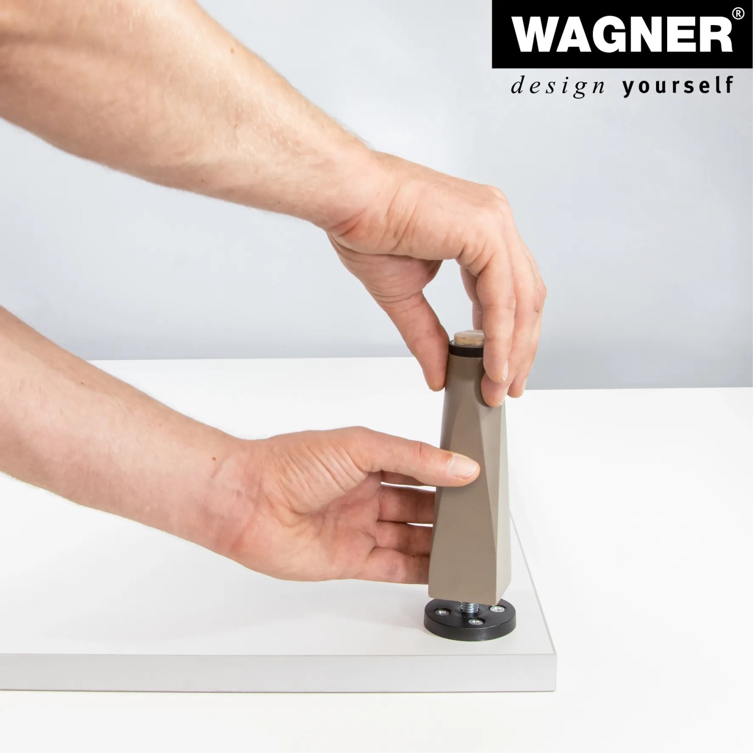 Montage eines grauen Wagner Möbelbeins Wood V2 (15cm) aus Kiefernholz.