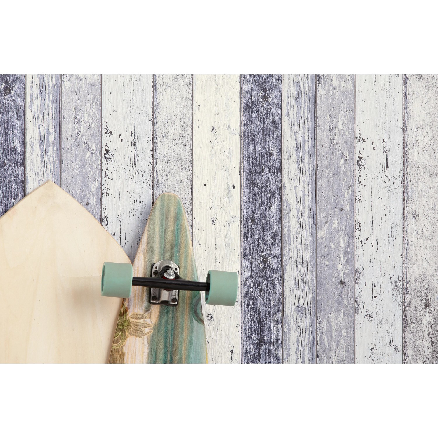 Vliestapete Surfing & Sailing Holz Blau mit Surfbrett und Skateboard im maritimen Look.