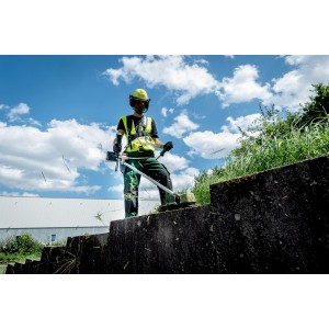 Mann mit Metabo Akku-Freischneider FSB 36-18 LTX BL 40 beim Trimmen von Gras.