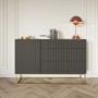 Modernes Selsey Sideboard Veldio 140 cm, schwarz, mit geriffelten Fronten, 3 Schubladen und goldenen Metallbeinen.
