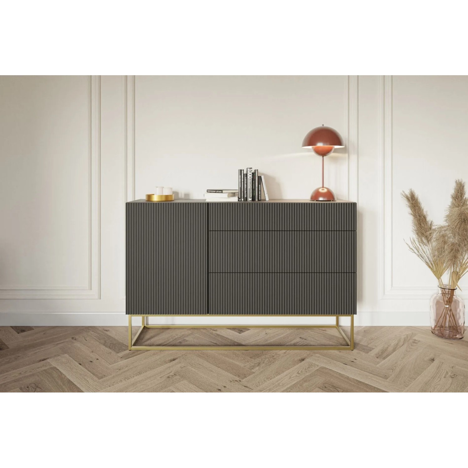 Modernes Selsey Sideboard Veldio 140 cm, schwarz, mit geriffelten Fronten, 3 Schubladen und goldenen Metallbeinen.