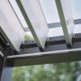 Detailaufnahme der Biohort Pergola (5x3m) in Quarzweiß, zeigt Lamellen und Rahmen der Terrassenüberdachung.