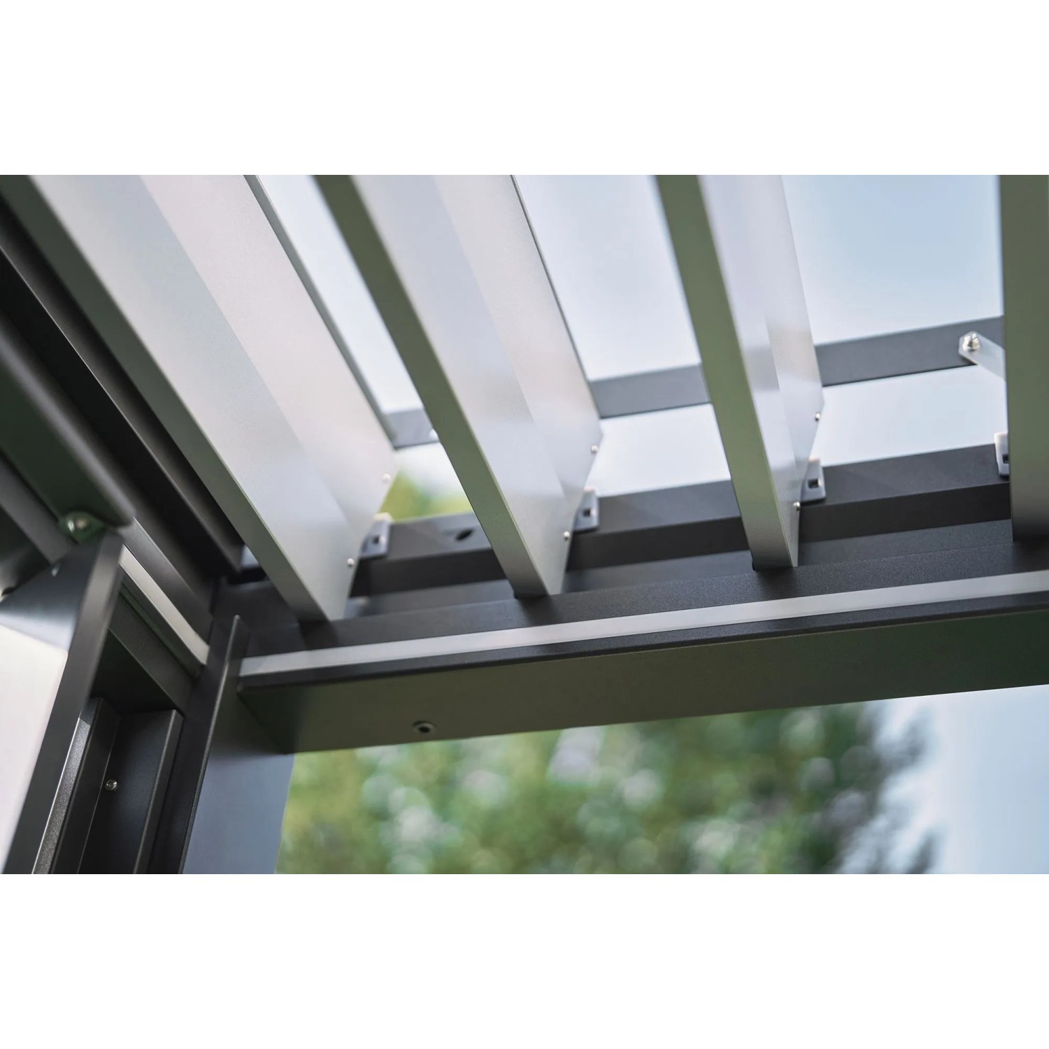 Detailaufnahme der Biohort Pergola (5x3m) in Quarzweiß, zeigt Lamellen und Rahmen der Terrassenüberdachung.