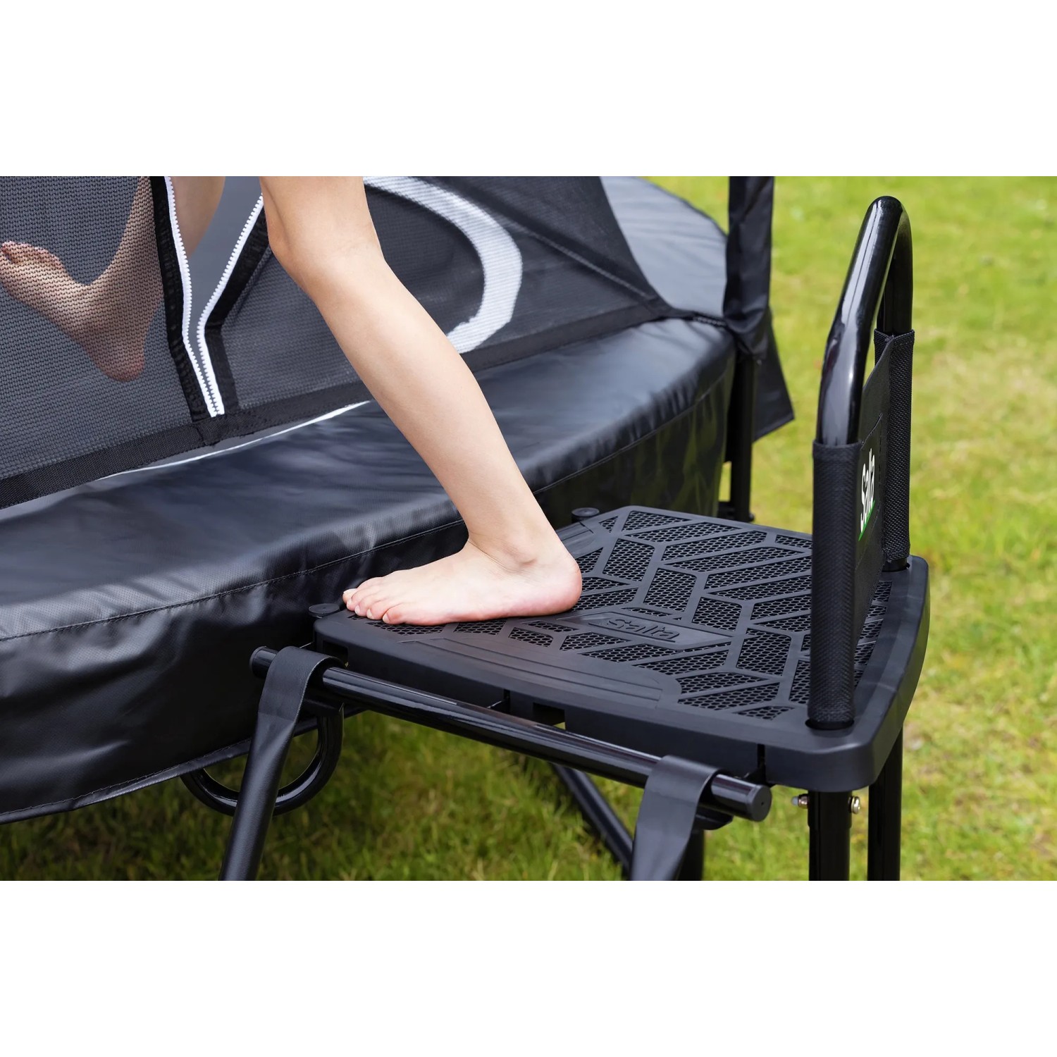 Salta Plattform für Trampolin, höhenverstellbar, mit Antirutsch-Profil für sicheren Aufstieg.