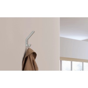 Siro Huthaken in Alufarben mit zwei Aufhängern an der Wand.
