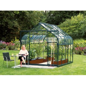 Vitavia Gewächshaus Diana 8300 Grün mit Frau beim Entspannen im Garten.